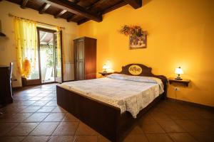 A bed or beds in a room at Casale Poggio Nebbia Még 37 kép