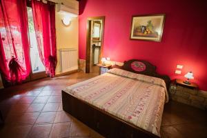 A bed or beds in a room at Casale Poggio Nebbia