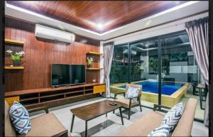 TV a/nebo společenská místnost v ubytování Banviset Poolvilla krabi