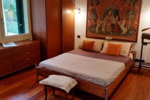 une chambre avec un lit et un tableau au mur dans l'établissement Villa Terme Saturnia, à Saturnia