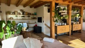 レ・ジェにあるNOUVEAU ! Chalet Casa Di Più - LES GETS - VUE EXCEPTIONNELLE - 10 Personnes - BAIN NORDIQUEの鉢植えのリビングルーム