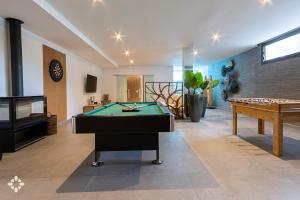 Biliardový stôl v ubytovaní Villa Romeo by Abahana Luxe