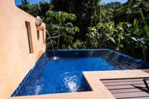 Bazén v ubytování Koh Chang Cliff Beach Resort nebo v jeho okolí