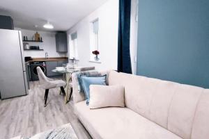 a living room with a white couch and a table at Fabulous 2bedroom flat in Coventry