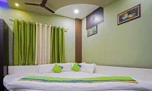 Hotel Raj Garden客房内的一张或多张床位