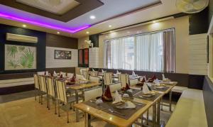 Hotel Raj Garden餐厅或其他用餐的地方