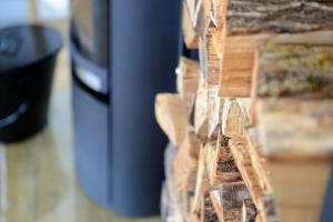 Gros plan d'un mur de briques à côté d'un micro-ondes dans l'établissement Chalet-Apartement in ehemaliger Hofraite, à Bruchköbel