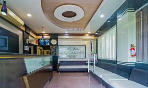Hotel Raj Garden的电视和/或娱乐中心
