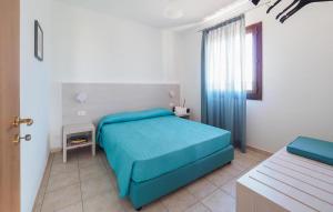 ein Schlafzimmer mit einem blauen Bett und einem Fenster in der Unterkunft 2 Bedroom Nice Home In Marina Di Modica in Marina di Modica