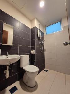 Ένα μπάνιο στο Walking Distance to Mount Austin - 6 pax Newly Renovated