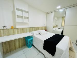 サンルイスにあるAp Vip 804, localização maravilhosa em São Luís.の大きなベッドと鏡のある寝室 +5枚の写真