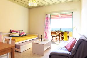 - un salon avec un lit et un balcon dans l'établissement Esperides, à Marathopolis