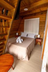 una camera da letto con un letto in una cabina di legno di Solita beach bungalow - kite spot a Macau