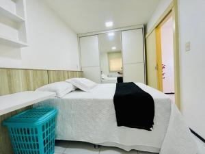 サンルイスにあるAp Vip 804, localização maravilhosa em São Luís.の白いベッドと鏡のある寝室