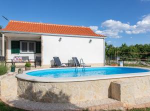 una piscina frente a una casa en Serene Retreat Holiday Home with Pool, en Veliki Broćanac