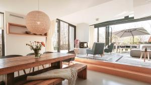 a living room with a table and some chairs at Dutchen Park Duynzoom in De Koog