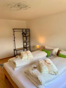 Postel nebo postele na pokoji v ubytování Quartier22 - Ferienwohnung mit Altstadtblick