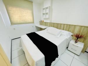 サンルイスにあるAp Vip 804, localização maravilhosa em São Luís.の黒と白のベッドと窓のある寝室