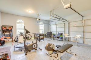 Un gimnasio con muchos equipos de ejercicio en una habitación. en 8 Mi to Trilith Studios Home with Fire Pit!, en Fayetteville