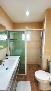 een badkamer met een douche, een toilet en een wastafel bij Airport House BKK in Ban Khlong Lat Bua Khao