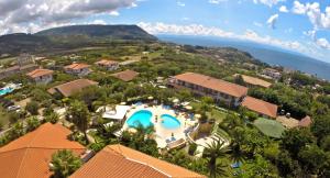 einen Luftblick auf ein Resort mit einem Pool in der Unterkunft Villaggio Costa Real in Capo Vaticano