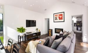 Телевизор и/или развлекательный центр в River Barn +32 фотографии