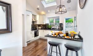 Кухня или мини-кухня в River Barn
