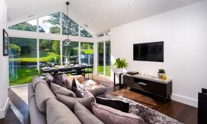 Телевизор и/или развлекательный центр в River Barn