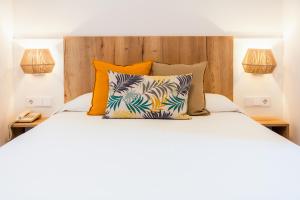 フィゲラスにあるHotel Restaurant Bon Retornのベッドルーム1室(大型ベッド1台、ランプ2つ付)