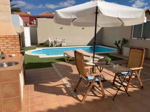 Bazén v ubytovaní Mar&Mar, apartamento con solárium y piscina alebo v jeho blízkosti