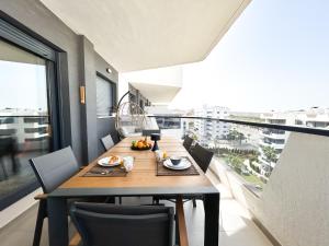 jadalnia ze stołem i krzesłami oraz dużym oknem w obiekcie MyFlats Luxury Arenales w mieście Arenales del Sol