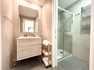 łazienka z umywalką i prysznicem w obiekcie MyFlats Luxury Arenales w mieście Arenales del Sol