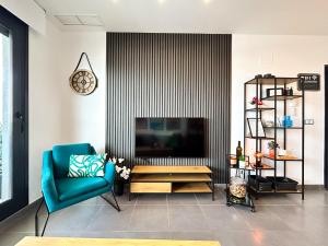 Telewizja i/lub zestaw kina domowego w obiekcie MyFlats Luxury Arenales
