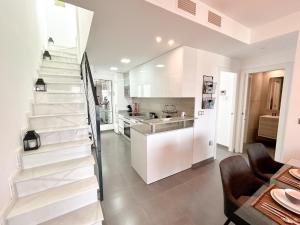Kuchnia lub aneks kuchenny w obiekcie MyFlats Luxury Arenales
