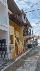 un edificio al costado de una calle en Casa de temporada no centro de arraial do cabo, en Arraial do Cabo