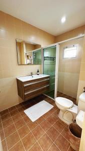 een badkamer met een toilet, een wastafel en een douche bij Airport House BKK in Ban Khlong Lat Bua Khao +8 foto's