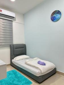 Krevet ili kreveti u jedinici u okviru objekta Seremban Pool View 5-6 pax Suite