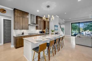 Dapur atau dapur kecil di Lakeshore Retreat with Concierge Services