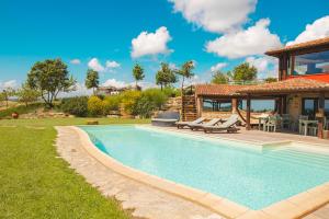 The swimming pool at or close to Casale Poggio Nebbia