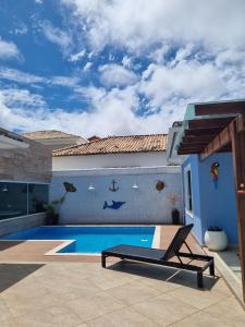a swimming pool in the backyard of a house at Casa de praia no Peró Cabo Frio com Piscina e Hidromassagem in Cabo Frio