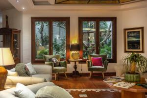 Гостиная зона в Hotel Stefania Boutique Hotel by the Beach