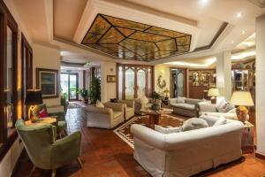 Гостиная зона в Hotel Stefania Boutique Hotel by the Beach