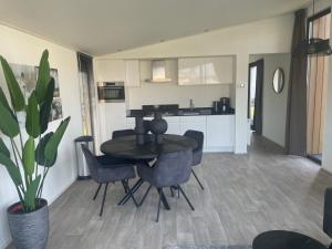 Kuchyň nebo kuchyňský kout v ubytování EuroParcs Zilverstrand