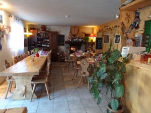 un restaurant avec des tables, des chaises et une cheminée dans l'établissement Auberge La Soulan, à Boutx