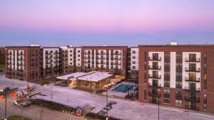 Fotografie z fotogalerie ubytování Landing at The Residences at Sawmill Station - Studio in Downtown Morton Grove v destinaci Morton Grove