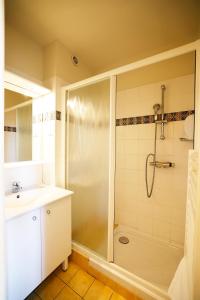 a bathroom with a shower and a sink at Village vacances Le Hameau des Oliviers in Vaison-la-Romaine