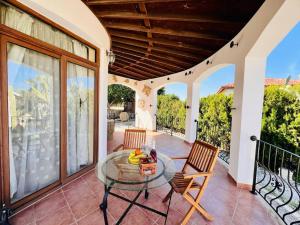 Μπαλκόνι ή βεράντα στο Villa Rosa by HolidayKeys