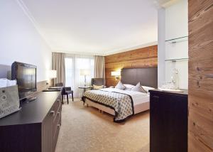 A bed or beds in a room at Das Alpenhaus Kaprun inkl Zell am See-Kaprun Sommerkarte