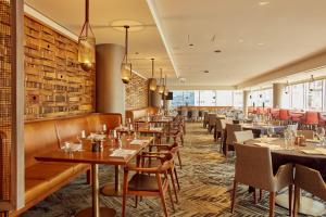 Un restaurant u otro lugar para comer en Residence Inn by Marriott Chicago Downtown Magnificent Mile