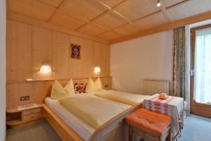 1 dormitorio con 1 cama grande en una habitación en Ferienwohnungen Kainer, en Ried im Zillertal